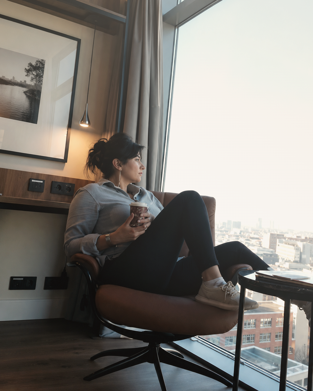 Maral Girke im Sessel am Fenster, Blick nach rechts